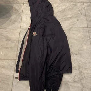 Moncler vår/höst jacka  - Säljer denna riktigt snygga, sköna 100% äkta moncler vårjacka. Endast använd ett fåtal gånger därav nästan i nyskick. 