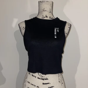 Gymshark 🦈 linne - Lite croppat sportlinne i mjukt material.  Använd några gånger, men i väldigt fint skick!  Skulle även kunna passa en S