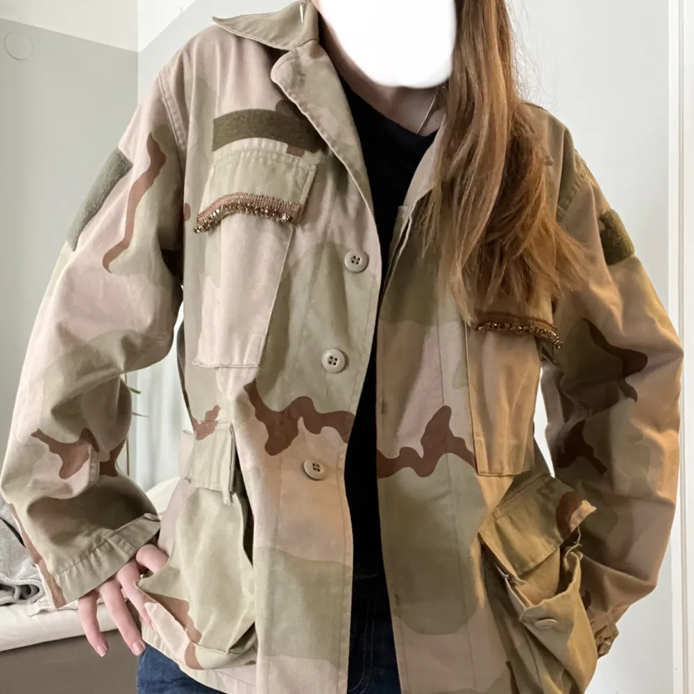 Säljer min jättefina jacka som jag köpte för ett år sedan. Köpte för 2000kr. Nästan helt oanvänd och ser ny ut❤️ . Takit.