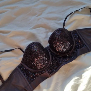 Glittrig bh - Glittrig bh i strl 75C. Bra skick. Köparen står för frakt. 