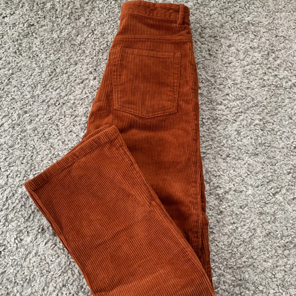 Orange-bruna manchesterbyxor från Monki ☁️ Inga anmärkningar! Mid-high rise i midjan :). Jeans & Byxor.
