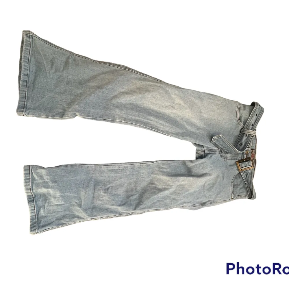  jeans med bälte, från 1996!  jag säljer dessa för att dom är för små. Rätt bra skick men har 1-3 fläckar ( kolla på bild 3)  dom korta för mig som är 160 så rekommenderar för folk som är ca 150 eller kortare. . Jeans & Byxor.