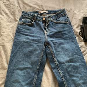 fina midrise jeans ifrån Zara storlek 24, uppklippta så passar mig som är runt 155-160. Köpare står för frakt 