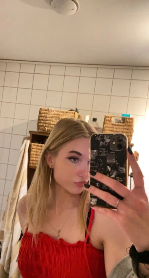 Linne  - Snyggt linne från Hm😍 den är inte så stark färg av röd som på de 2 andra bilderna utan ser mer ut som på den första bilden✨️