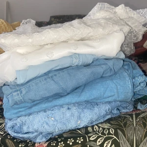 Vita och blåa blusar  - 6 blusar för 200kr  På bild nr 2: 1x ONLY vit blus storlek 40 (passar 38-40) 1x H&M blå blus med störning baktill storlek 42 (passar 40-42)  På bild nr 3: 1x Okänt märke blå blus och 1x vit blus  passar S/M 