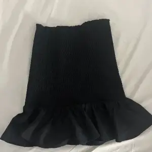 En svart fin kjol som lika gärna går att använda som bandoutopp! Perfekt till sommaren. Använd få gånger. Köpt för 299kr. Kör för 80kr +spårbar frakt