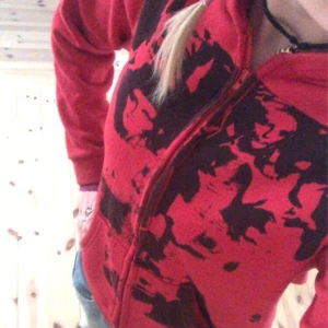 sip up tröja - säljer denna skitcoola sip up då den inte kommer till användning mycket. står inte vilken storlek. använd ett fåtal gånger och ser som ny ut. köpt här på plick. skriv privat för fler bilder mm💋💋💋