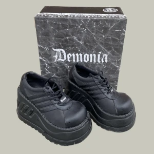 Demonia skor - Demonia Damer Stomp-08 Oxford. Slutsålda just nu. Superfint skick, knappt använda pga fel storlek på mig. Veganskt läder 🖤