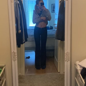 Lågmidjade mörka jeans - Lågmidjade bootcat jeans i mörk blå färg inte använda ofta, stretchiga och passar mig som är en xs/s men även kompisar som har S sitter dem bra på Dem är långa  Jag är 173cm  Pris går att diskutera 