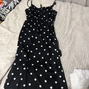 Maxiklänning - Använt några gånger men gott skick. Två slits på sidorna 