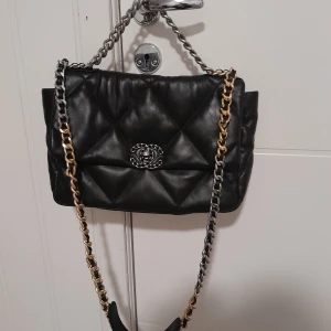 Väska - Säljer denna väska i gott skick (nej, den är ej äkta). Postar spårbart