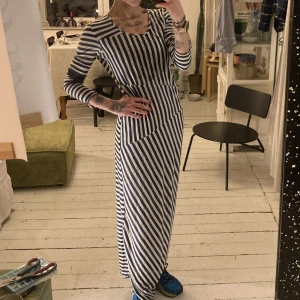 Acne långklänning - Riktigt cool äldre kollektion. Otroligt bekväm och i bra skick. Ränderna går på lite alla möjliga håll väldigt fin effekt. Strechig på passar upp till m skulle jag säga! Jag på bilden är 167 för referens. 