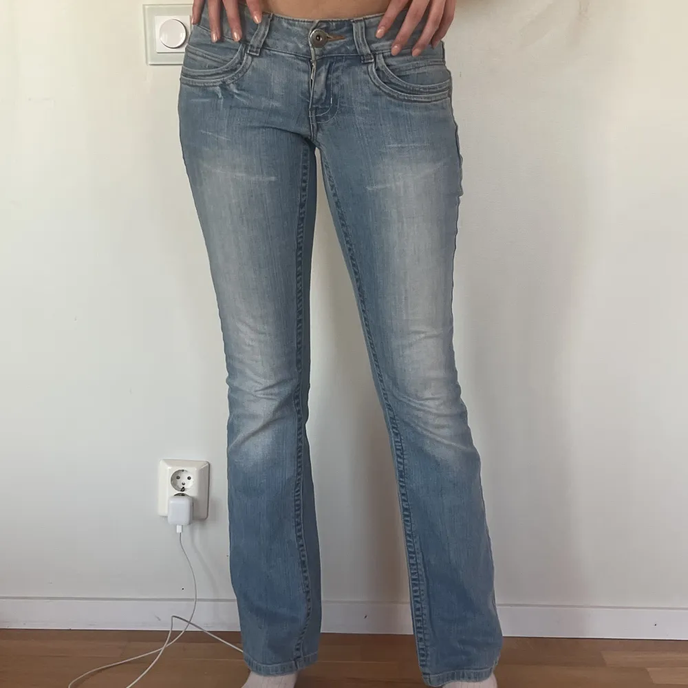 Superfina lågmidjade jeans med flare från only som är tyvärr för korta för mig. Knappt använda och i jättebra skick. Waist: 74cm Innerbenslängd: 84cm . Jeans & Byxor.