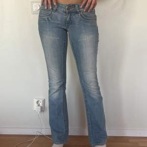 Superfina lågmidjade jeans med flare från only som är tyvärr för korta för mig. Knappt använda och i jättebra skick. Waist: 74cm Innerbenslängd: 84cm 