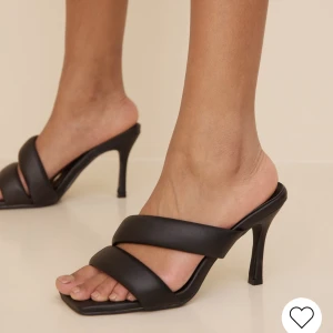 Klackskor  - Från Nelly. Aldrig kommit till användning, nyskick.  Klackhöjd 6,5cm. Slutsåld på hemsidan just nu, nypris 370kr men säljer för 170kr. Köpare står för eventuella fraktkostnader! 