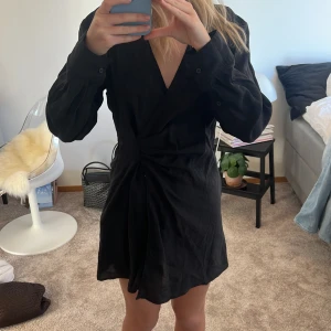 Svart klänning  - V ringad, långarmad klänning från zara