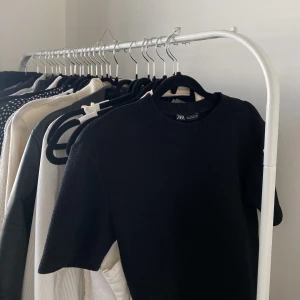 topp - stickad t shirt från zara i fint skick! storlek s💓