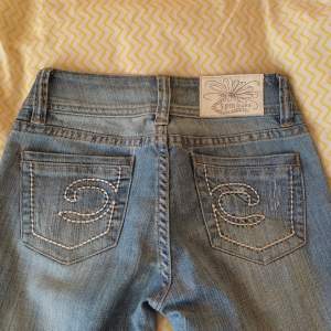Ett par jättesnygga jeans från Five5Pm Jeans. Köpta på second hand och de säljs för att de är för små. Knappt använda, och sitter som S. Lågmidjade. 31 över midjan, innerben, 77cm, och hela 101 cm :)