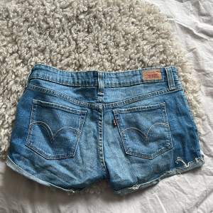 Vintage jeansshorts från Levi! Står inga midjemått utan det är storlek S🖤🖤 