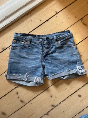 Levis Shorts  - Jag säljer dessa ursnygga shorts från Levis, säljer pga att dem är för små för mig. Storleken är W26, motsvarar xs. Färgen är urtvättad ljusblå. Frakt tillkommer, ingår EJ