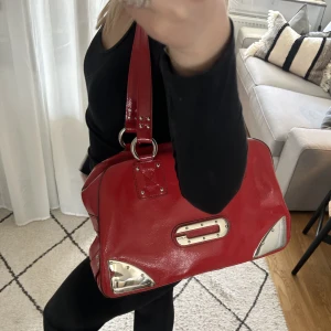 Röd väska - Röd Guess väska köpt på Plick💕 vet inte om den är äkta! Väldigt rymlig och bra kvalitet!