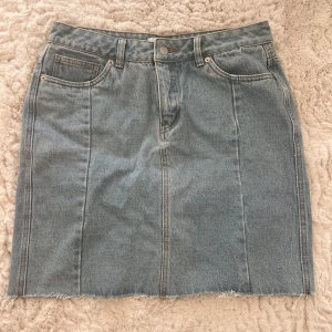 Jeanskjol - Jeanskjol från NA-KD i highwaist. Storlek 42💛Enbart testad