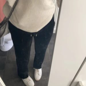 Juicy Couture  - INTRESSEKOLL på mina sjukt snygga svarta juicy couture byxor i svart, hör av er för mer bilder (pris kan diskuteras)💓