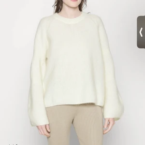 Arket tjocktröja - Fin tjocktröja från Arket med vida armar krympt i tvätten! Nypris 1000kr