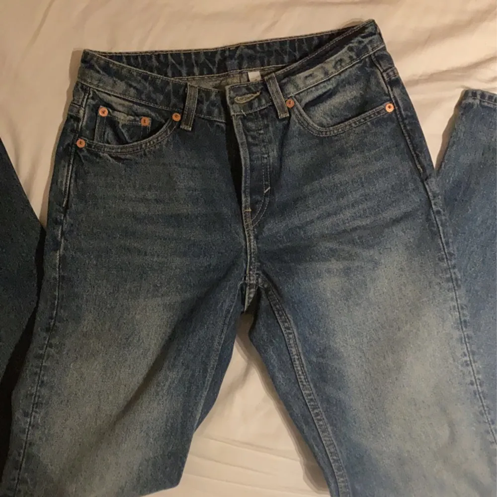 Säljer mina byxor från Weekday då dom bara har kommit till användning 1 gång. Det är modellen Pin och storleken 26/30. (Eftersom dom bara är använda 1 gång är priset så pass högt går att förhandla) . Jeans & Byxor.
