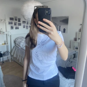 T-shirt med tryck - Säljer denna fina vita t-shirten med ett fint tryck. Aldrig använd och i storlek S. Kom privat för fler bilder 💘