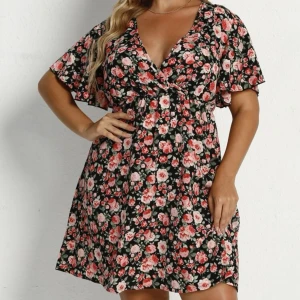 Blommig klänning  - Helt ny och oanvänd klänning i storlek 5XL säljes för 100kr.   🌸 Porto betalas av köparen.  📲 Betalning med Swish.  