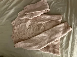 Stickad tröja - En super fin stickad tröja i ljusrosa.  Strl S/M