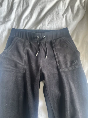 Juicy byxor - Superfina juicy byxor i väldigt bra skick. säljer de pga de är lite stora för mig. tveka inte på och höra av dig, kan skicka fler bilder😊