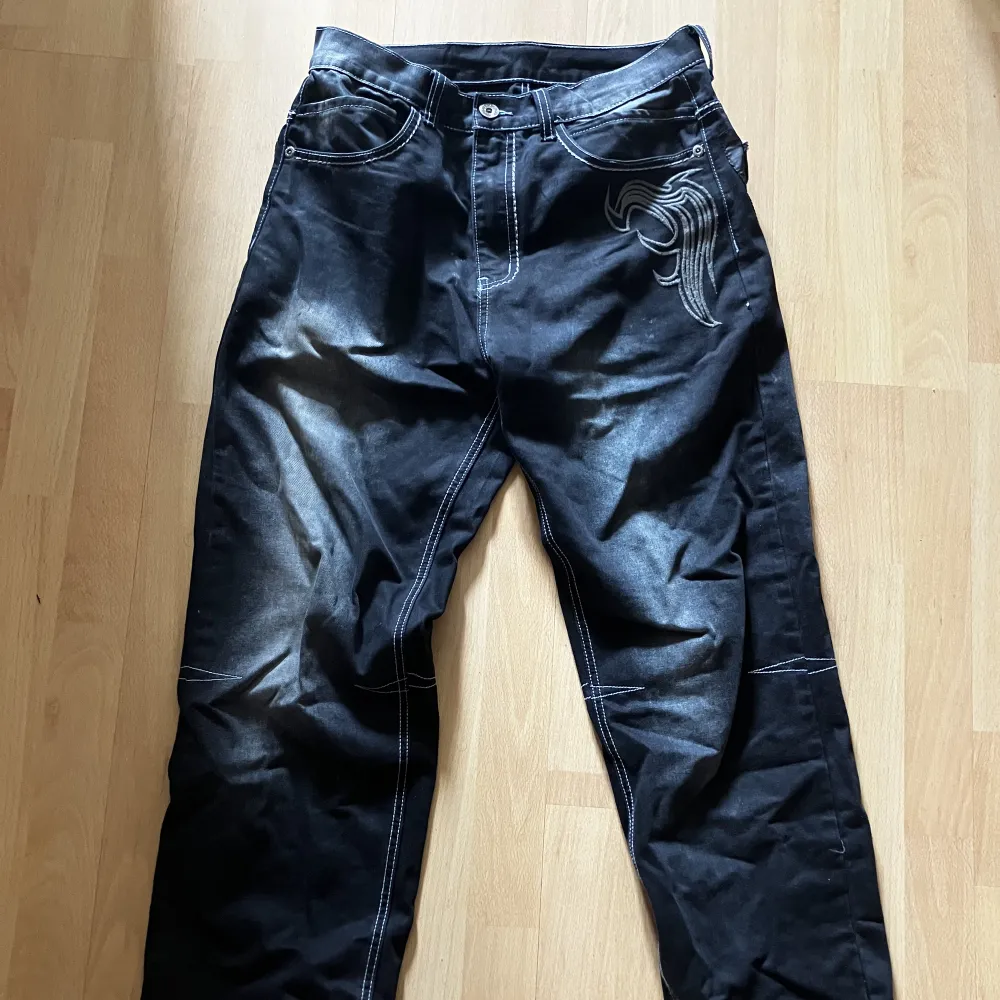 Baggy svarta jeans med print. Jeans & Byxor.