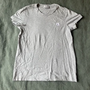 Acne Studios t-shirt - Grå t-shirt från Acne Studios