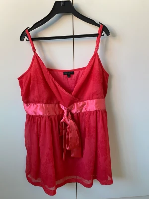 Linne - Ett linne från Stockh lm. Köpt secondhand men har själv aldrig använt. Den är mer rosa i verkligheten. Bandet i midjan sitter fast i tröjan men snörena kan man knyta upp och knyta om. På sidan är det en dragkedja man drar igen💞