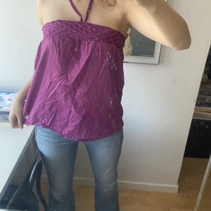 Lila topp - Fin lila topp som man knyter runt nacken! 55kr exklusive frakt! Storlek XS-M beroende på hur man vill att den sitter🫶🏼