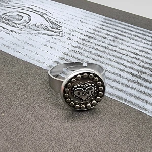 Handgjorda ringa  - Unik handgjorda ringa♡ Material: Rostfritt stål. Stommen är ca 17 mm i diameter, men kan göras mindre eller större, efter behov. Det är bara att försiktigt klämma ihop eller dra isär ändarna baktill, till önskad storlek. Mått på plattan 13mm. [Frakt 15kr]
