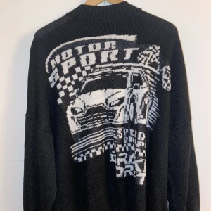 stickat tröja med print - fin stickat tröja med cool print på. i bra skick och har knappt använt :)