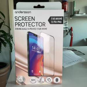 säljer mitt skärm skydd till iPhone 12 pro Max eftersom jag köpte till fel model på telefon. Jag har öppnat förpackningen och använt våt servetten i den men annars är allt orört💕