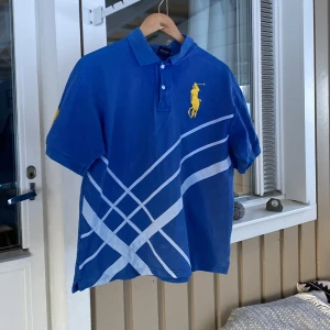 Ralph Lauren piké  - Säljer nu denna tröja Ralph lauren pikén då den är för stor för mig, den är i fint skick 9/10, mest bara legat i garderoben så inte ens så jätte använd. Orginalpris: 1299kr:-