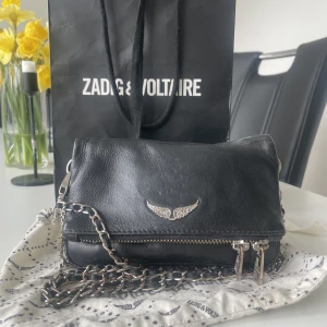 Zadig & Voltaire Väska - Zadig väska i minsta storleken, är i använt skick men annars superfin! Köparen står för frakten❤️ Går bra att skriva privat vid frågor osv, priset är även diskuterbart