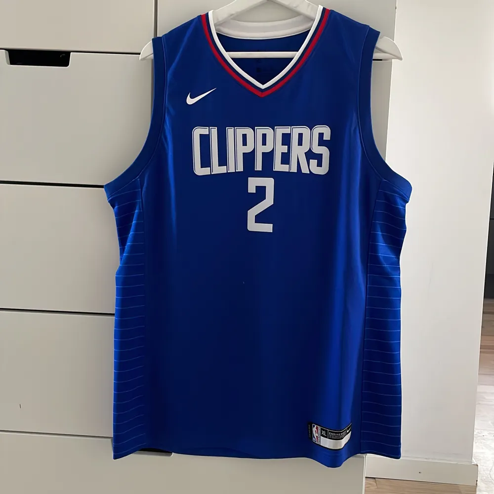 Nästan helt nytt, äkta LA Clippers basket linne med Kawhi Leonard på ryggen. Storlek XL men sitter som L. T-shirts.