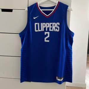 Nästan helt nytt, äkta LA Clippers basket linne med Kawhi Leonard på ryggen. Storlek XL men sitter som L