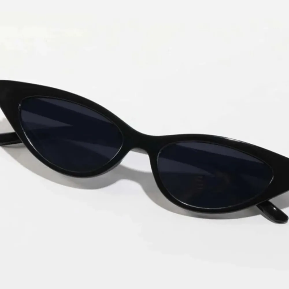 Trendig solglasögonen i färgen svart är helt ny och oanvänd!. Accessoarer.