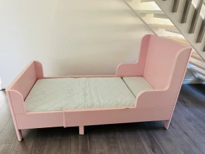 Justerbar Barn säng - Justerbar barn säng från Ikea i rosa. Väldigt bra skick, nu pris 2495kr