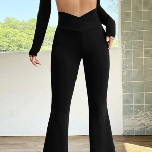 Yogabyxor - Säljer dessa sköna yogabyxor då de är lite för korta på mig som är 168cm, jättebra skick då de endast har blivit testad. Stretchiga