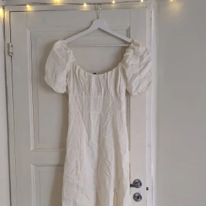 Vit sommarklänning / studentklänning puffärm maxi - Väldigt vacker sommarklänning, råkade tyvärr köpa en storlek för liten. Aldrig använd. 