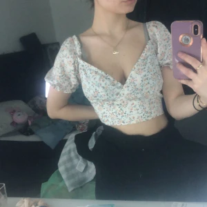 Croptop - Somrig fin croptop, blommig, skönmaterial, xs,s, fina ärmar, söt.