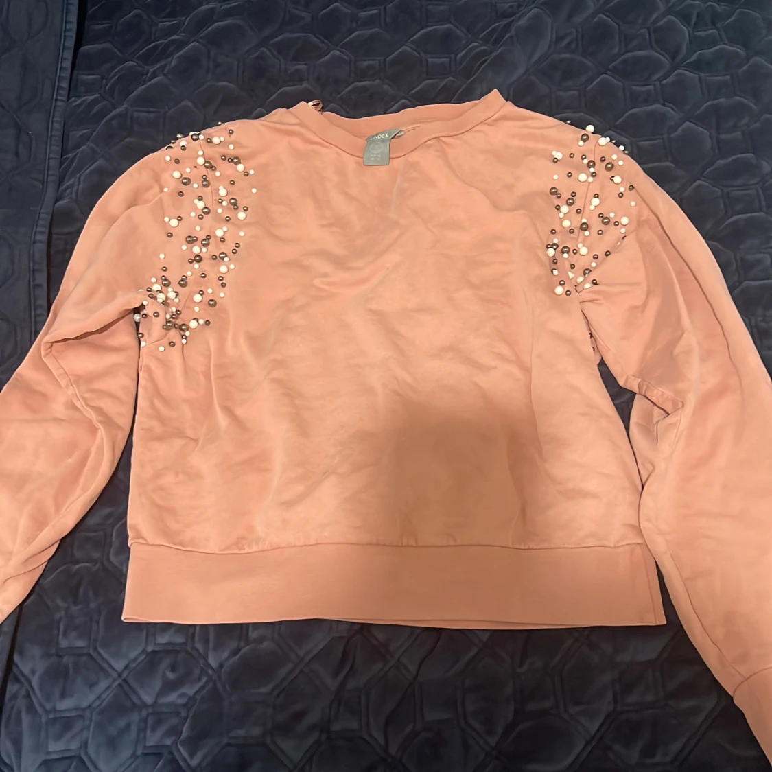 Säljer den här fina rosa tröjan som har massa svart och vita pärlor på den.